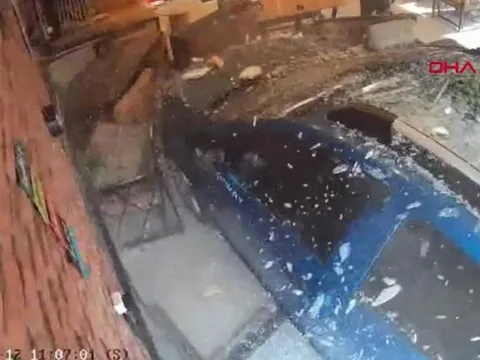 Otomobil börekçiye daldı, müşteri son anda kurtuldu - fotoğraf 1