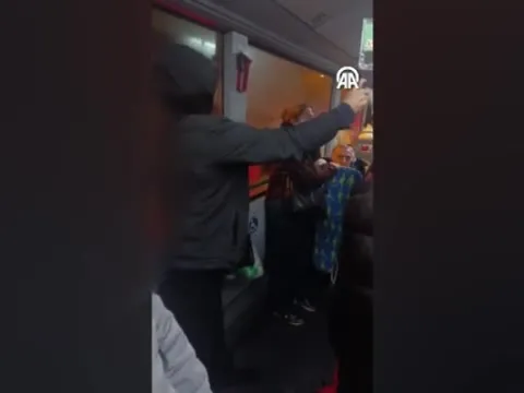 Kadıköy'de İETT otobüsünde panik: Kadına vurdu, yolculara biber gazı sıkıp kaçtı - fotoğraf 4