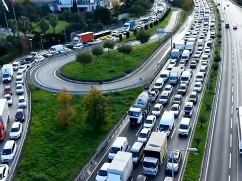 Bağcılar'da zincirleme trafik kazası: Yaralılar var - fotoğraf 4