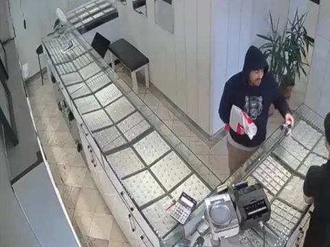 Bayrampaşa'da ilginç soygun girişimi! Şemsiyeye tabanca süsü veren hırsız, sahte altınları çaldı - fotoğraf 4