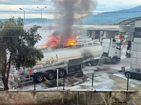 Akaryakıt istasyonunda tanker patladı, yürekler ağza geldi - fotoğraf 1