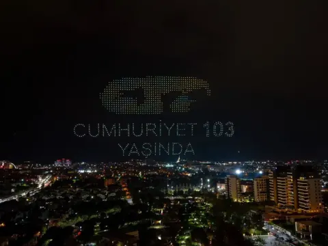 Manisa'da Cumhuriyet kutlamalarında 1000 dron ile gökyüzünde Atatürk portresi oluşturuldu - fotoğraf 1