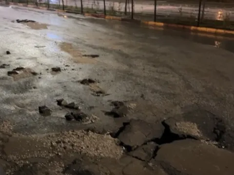 Adıyaman'da şiddetli sağanak hayatı felç etti: Yollar çöktü trafik durdu - fotoğraf 3