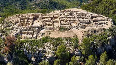 Ulaşılması zor uçurumun tepesine yerleşip dev surlar inşa etmişler