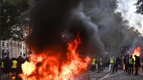 Ülke yangın yeri: Şiddet ve yağma olayları sonrası ordu sokağa iniyor