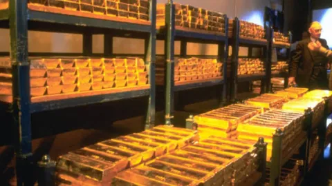 Ülkenin merkez bankasına emanet ettikleri altınları 7 yıldır alamıyorlar