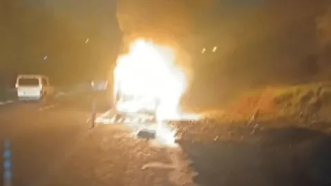 Ümraniye'de hafif ticari araç saniyeler içinde alev topuna döndü