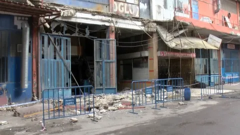 Ümraniye'de iş yerinin balkonu çöktü: 3 kişi yaralandı