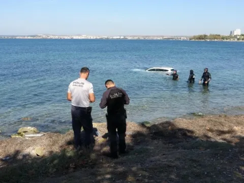 Çanakkale'de el freni çekilmeyen otomobil denize düştü - fotoğraf 4