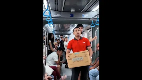 Üniversite mezunu kasiyer metroda koli koli makarna dağıtarak kutlama yaptı
