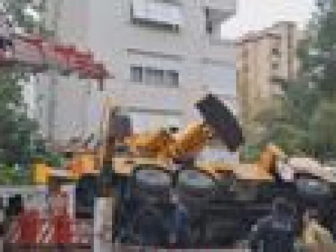 Devrilen vinç 11 katlı binaya çarptı - fotoğraf 3