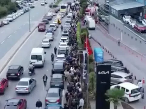 Gün ağarmadan metrelerce sıra oldu: 60 bin kişi indirim kuyruğuna girdi! - fotoğraf 1