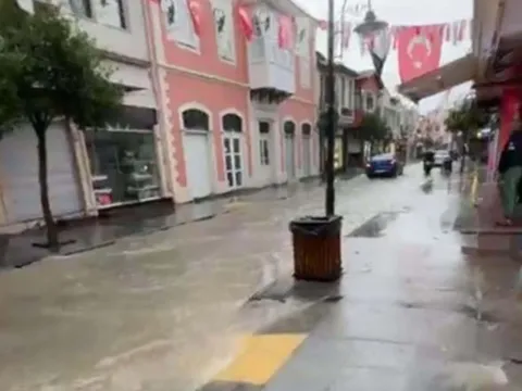 İzmir'de sağanak etkili oldu; cadde ve sokaklar su altında kaldı - fotoğraf 4