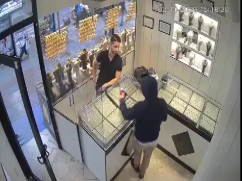 Bayrampaşa'da ilginç soygun girişimi! Şemsiyeye tabanca süsü veren hırsız, sahte altınları çaldı - fotoğraf 3
