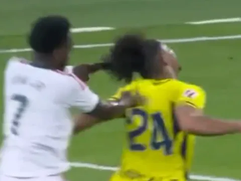 Vinicius rakibinin saçını çekti ortalık karıştı! Real Madridli futbolcular hakemin üzerine yürüdü - fotoğraf 1