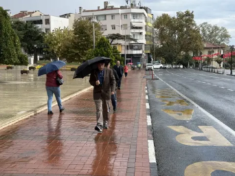 Bahar havası yerini soğuk ve yağışa bırakıyor. İstanbul'da sıcaklık 10 derece düşecek - fotoğraf 1