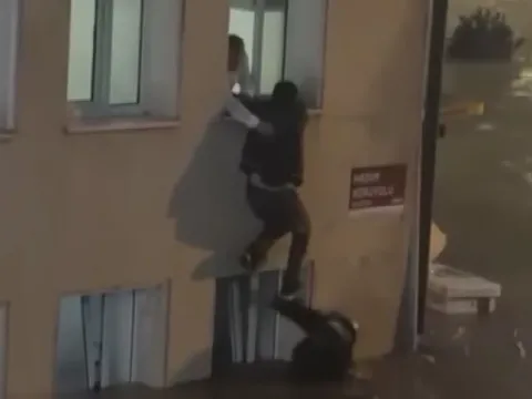 Sel suları araçları sürükledi, vatandaşlar böyle canını kurtardı - fotoğraf 1