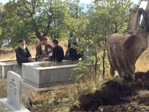 Köyde genç kalmayınca tedbirini aldı: Yaşlı çift hayattayken mezarlarını hazırlattı - fotoğraf 3