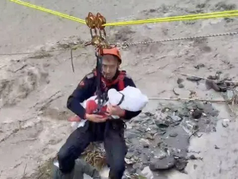 2'si çocuk 8 kişi kurtarılmıştı! Yürek ısıtan detay... - fotoğraf 2