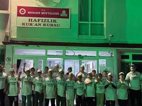 Arda Güler’den hafızlık öğrencilerine imzalı forma jesti - fotoğraf 1