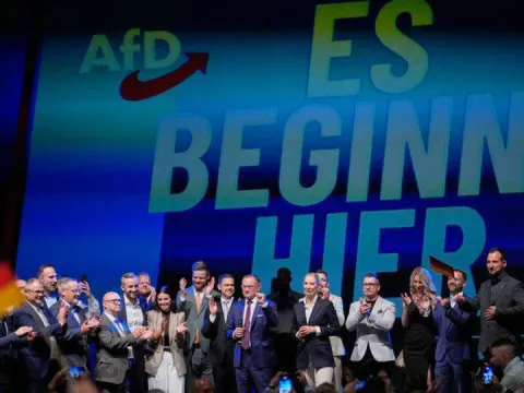 Almanya'da bir ilk: AfD'li politikacı meclis başkanı seçildi - fotoğraf 1