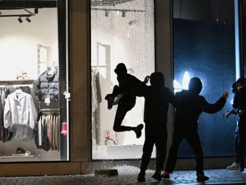 Fransa'da yağmalanan ürünler ikinci ele düştü - fotoğraf 1