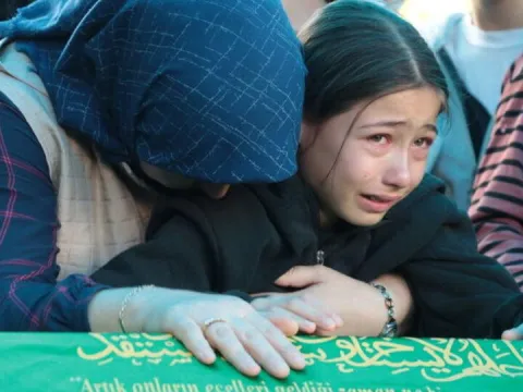 10 yaşındaki Elif defalarca tabutu öptü - fotoğraf 1