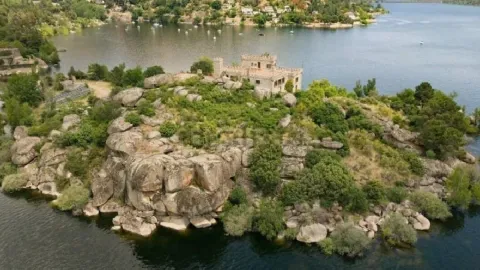 Üzerinde kale bulunan ada satışa çıkarıldı: Başkente bir saat uzaklıkta