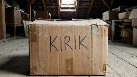 Üzerinde 'kırık' yazdığı için açmadığı kutudan servet çıktı