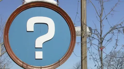 Üzerinde soru işareti olan mavi trafik tabelası yollarda: İşte anlamı