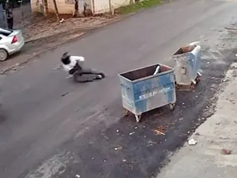 Kediye çarpmamak için manevra yaptı, devrilen motosikletten yaralandı - fotoğraf 2