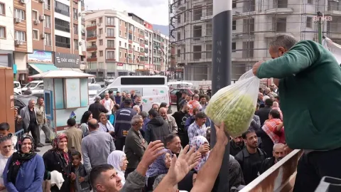 Üzüm üreticileri fiyatlara isyan etti, 1 tır ürünü halka dağıttı