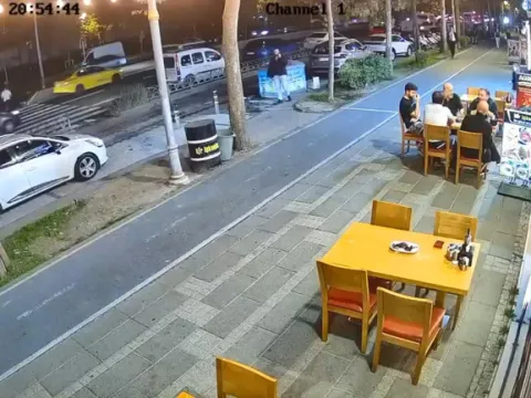 Yaya geçidinde ölüme düşüş! İstanbul'da motosiklet yere düşen adamın üzerinden geçti - fotoğraf 5