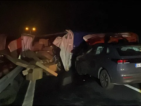 Gece yarısı facia: Karşı şeride geçen TIR otomobile çarptı - fotoğraf 3