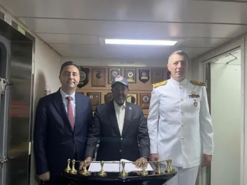 Somali Cumhurbaşkanı’ndan Çağrı Bey sondaj gemisine ziyaret - fotoğraf 1