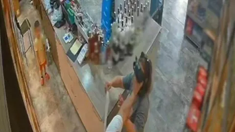 Vahşet anı kamerada: Çocuğunun önünde eşini boğmaya çalıştı