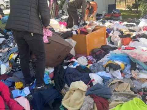 Ceza korkusuyla sokağa bıraktılar! İstanbul’da sokak ortasında kıyafet kapma yarışı - fotoğraf 5