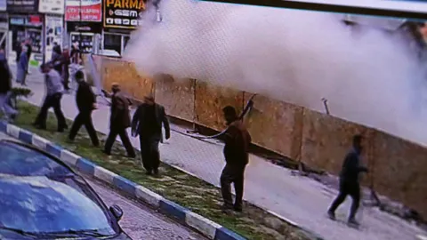 Van'da temel kazısı faciaya neden oluyordu: Bitişikteki lokanta çöktü