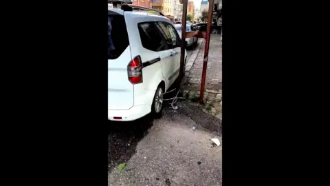 Vatandaşın sel önlemi şaşırttı! Aracını elektrik direğine bağladı