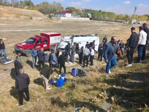 Aynı yöne gidiyorlardı kaza şarampolde bitti! Minibüsteki 11 yolcu yaralandı - fotoğraf 3