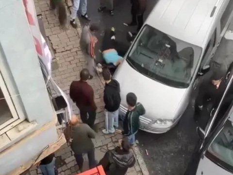 Genç kadın, otelin tabelasına çıkıp yardım isterken düştü! - fotoğraf 3