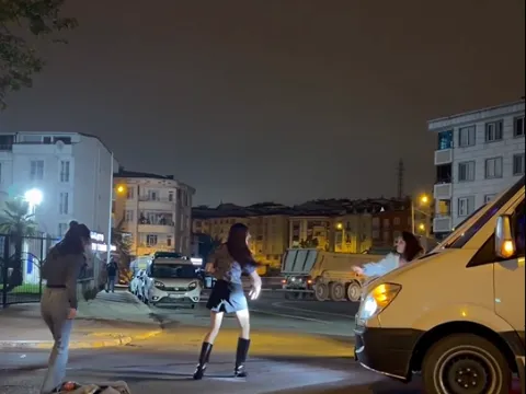 İstanbul'da erkeklerin şaşkınlıkla izlediği kadın kavgası: "Bu kick boksçudur hee" - fotoğraf 3