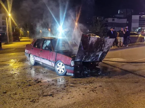 Kavşakta duran otomobili çalıştırmak istedi, motoru alev aldı - fotoğraf 2