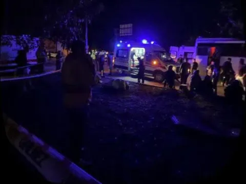 Tarım işçilerini taşıyan midibüs, TIR'a çarptı: 17 yaralı - fotoğraf 1