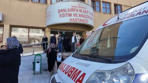 Velinin okula getirdiği yaprak sarmasından yiyen 12 öğrenci, zehirlenme şüphesiyle hastaneye kaldırıldı