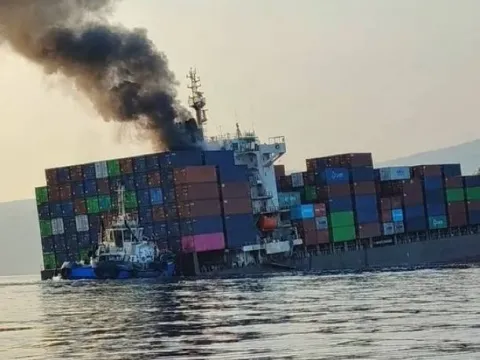 Yüzbinlerce siparişi taşıyan gemi battı: Kayıklarla paketleri yağmalıyorlar - fotoğraf 1