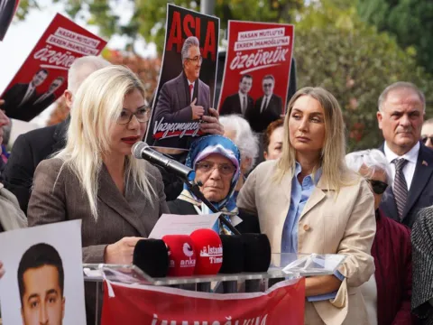 Baba-kız kol kola, Anne-gelin el ele adalet bekliyor - fotoğraf 1