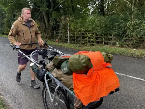 28 yıldır yürüyen Karl Bushby, 58 bin km yol kat ettikten sonra evine döndü - fotoğraf 1