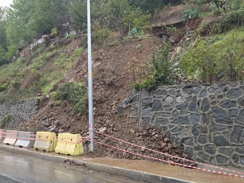 İstanbul’da sağanak sonrası toprak kayması: Tarihi su kemerinin hattı zarar gördü - fotoğraf 2