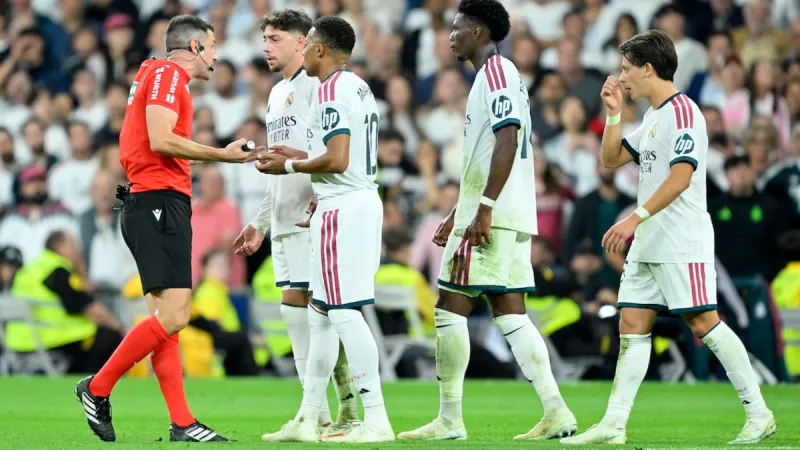 Vinicius rakibinin saçını çekti ortalık karıştı! Real Madridli futbolcular hakemin üzerine yürüdü